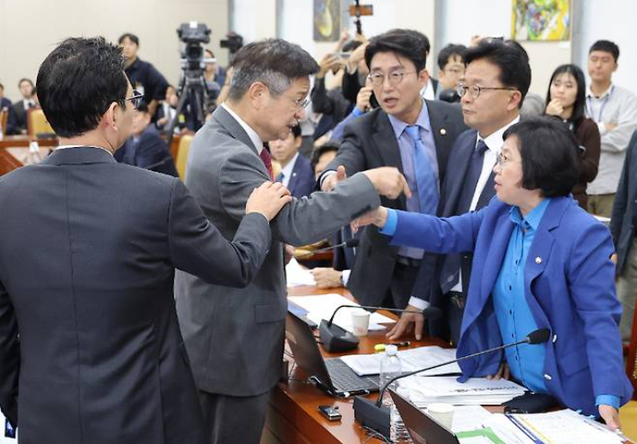 지난 14일 서울 여의도 국회 과학기술정보방송통신위원회에서 열린 2025년도 국정감사에서 더불어민주당 김우영 의원의 질의 중 국민의힘 박정훈 의원의 문자메시지 공개와 관련해 여야 의원들이 설전을 벌이고 있다. 연합뉴스