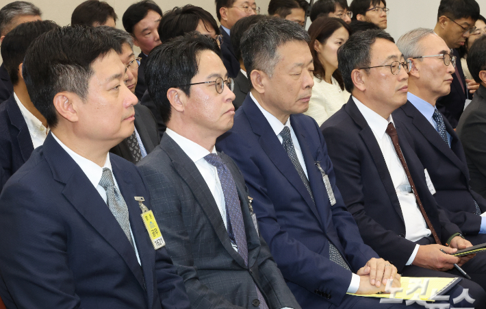21일 국회 과학기술정보방송통신위원회에서 열린 정보통신기술(ICT) 분야 산하기관 국정감사에서 김영섭 KT 대표이사 등 해킹사태 관련 기업 대표들이 출석해 증인석에 앉아 있다. 연합뉴스