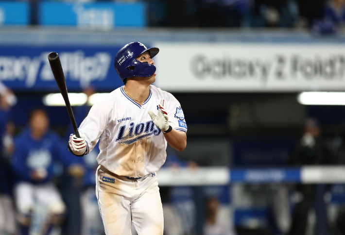22일 대구 삼성 라이온즈 파크에서 열린 2025 KBO 포스트 시즌 플레이오프 한화 이글스 대 삼성 라이온즈 4차전. 7회 말 1사 1, 2루 때 삼성 김영웅이 3점 홈런을 친 후 타구를 보고 있다. 연합뉴스