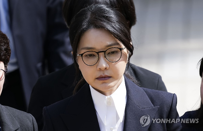 (서울=연합뉴스) 윤석열 전 대통령 부인 김건희 여사가 12일 구속 전 피의자 심문(영장실질심사)을 마친 뒤 서울 서초구 서울중앙지법을 나서고 있다. 2025.8.12 [사진공동취재단] photo@yna.co.kr 연합뉴스