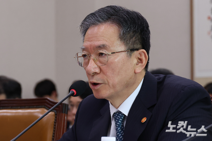 정성호 법무부 장관이 14일 서울 여의도 국회에서 열린 법제사법위원회의 법무부·대한법률구조공단 등에 대한 국정감사에서 의원 질의에 답변을 하고 있다. 윤창원 기자