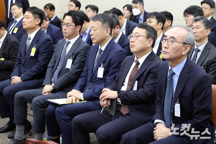 21일 서울 여의도 국회에서 열린 과학기술정보방송통신위원회의 정보통신산업진흥원 등에 대한 국정감사에 김영섭 KT대표,  유영상 SKT대표, 김광일 MBK 대표이사,  조좌진 롯데카드 대표, 홍범식 LGU+대표가 증인으로 출석하고 있다. 윤창원 기자