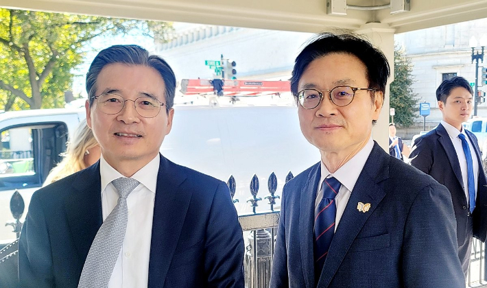 김용범 대통령실 정책실장(왼쪽)과 김정관 산업통상부 장관. 연합뉴스