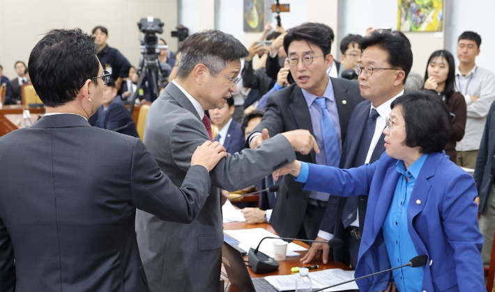 14일 서울 여의도 국회 과학기술정보방송통신위원회에서 열린 2025년도 국정감사에서 더불어민주당 김우영 의원의 질의 중 국민의힘 박정훈 의원의 문자메시지 공개와 관련해 여야 의원들이 설전을 벌이고 있다. 연합뉴스