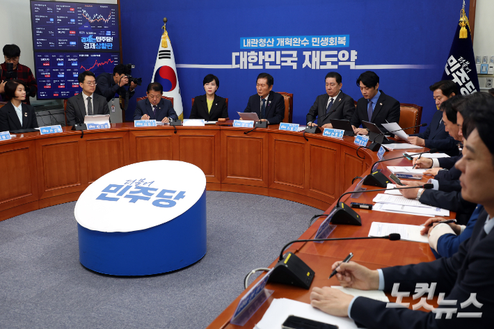 22일 서울 여의도 국회에서 열린 더불어민주당 최고위원회의. 윤창원 기자