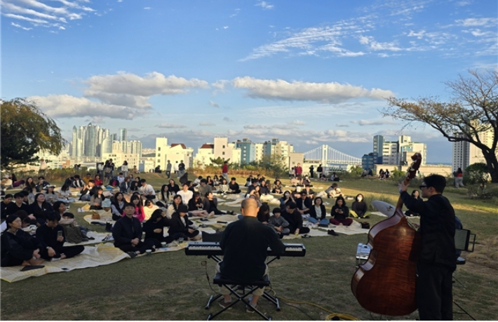 도모헌 야외에서 문화 프로그램이 진행되고 있다. 부산시 제공