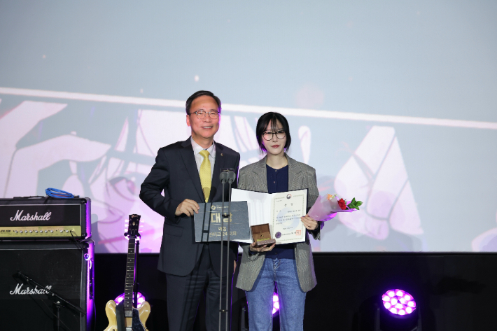 김영수 문화체육관광부 제1차관이 22일 롯데시네마 월드타워점 8관에서 열린 '2025 월드 웹툰 어워즈' 시상식에서 '미래의 골동품 가게' 구아진 작가에게 대상을 수여하고 있다. 문체부 제공