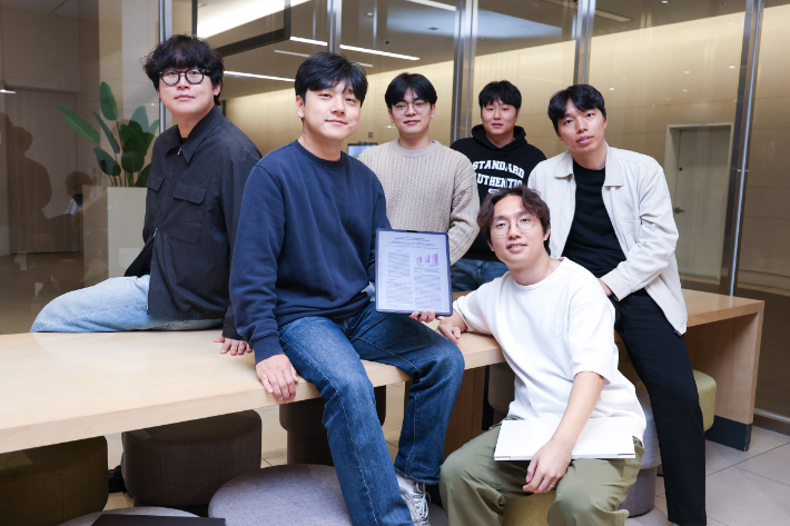 이번 논문 집필에 참여한 LG유플러스 구성원들. LG유플러스 제공