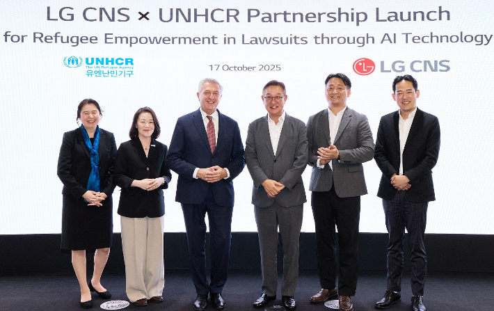 LG CNS CEO 현신균 사장(오른쪽에서 세번째)과 유엔난민기구 최고대표 필리포 그란디(왼쪽에서 세번째)가 파트너십 체결식에서 사진촬영하는 모습. LG CNS 제공