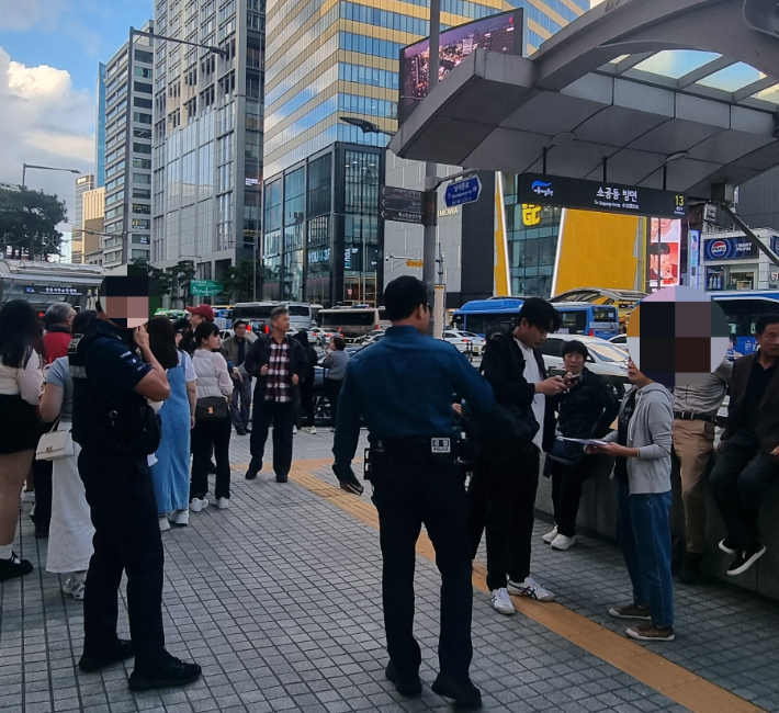 지자체 관계자들이 관광가이드 자격증을 조회중이다. 서울시 제공