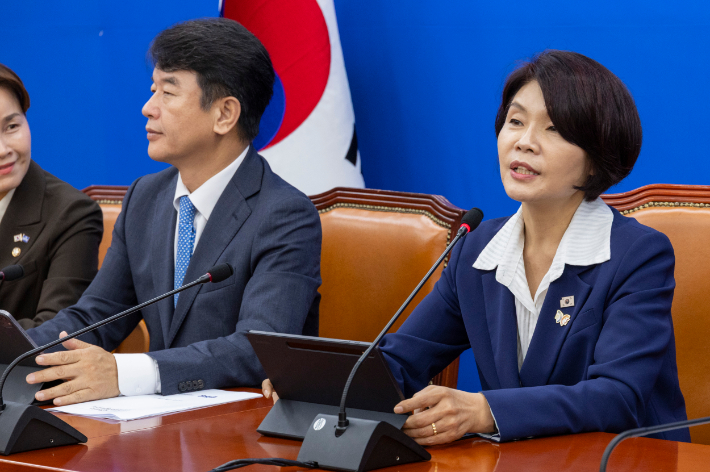 더불어민주당 한정애 정책위의장이 23일 국회에서 열린 국정감사 대책 회의에서 발언하고 있다. 연합뉴스