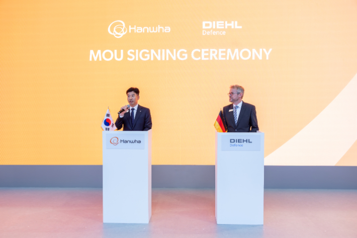 한화시스템과 딜디펜스(Diehl Defence)가 21일 '아이리스-T SLM 내 다기능레이다(MFR) 공급을 위한 사업협력 MOU'를 체결했다. 왼쪽부터 박혁 한화시스템 레이다사업센터장, 다니엘 셰펠만 딜디펜스 마케팅 담당 부사장. 한화시스템 제공
