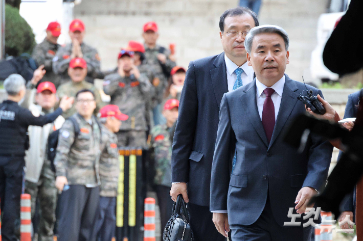 '채상병 수사외압' 이종섭 전 국방부 장관이 23일 오전 서울 서초구 서울중앙지법에서 열린 영장실질심사에 출석하고 있다. 박종민 기자
