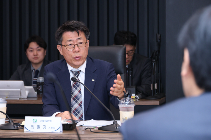 최일경 한수원 건설사업본부장이 협력사와 대화를 나누고 있다. 한수원 제공
