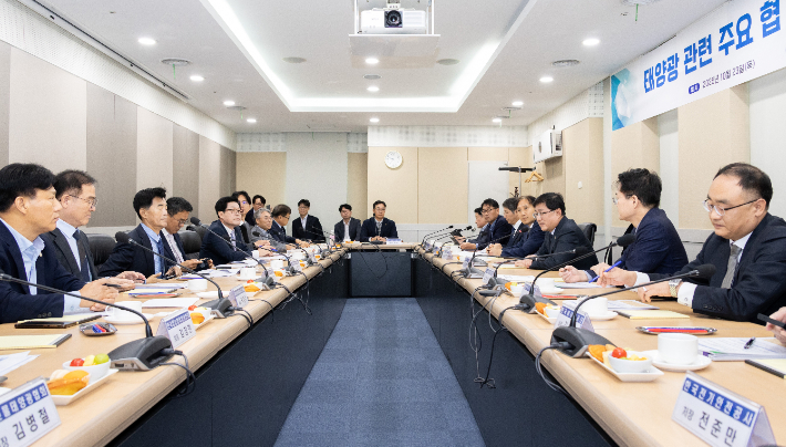 김성환 기후에너지환경부장관이 23일 서울 여의도 소재 이룸센터에서 11개 태양광 협·단체와 간담회를 갖고 재생에너지의 확대 방안을 논의하고 있다. 기후부 제공