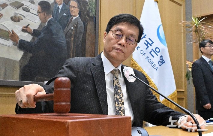 이창용 한국은행 총재가 23일 오전 서울 중구 한국은행에서 열린 금융통화위원회 본회의에 참석해 의사봉을 두드리고 있다. 사진공동취재단