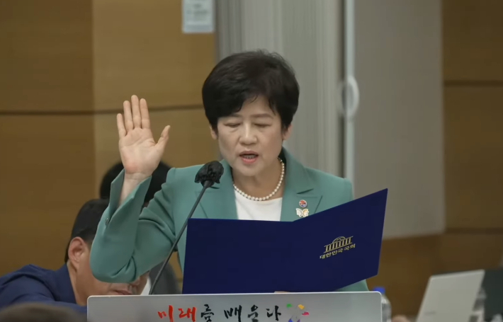 22일 대구시교육청에 대한 국정감사에서 강은희 대구교육감이 증인 선서를 하고 있다. 대구시교육청 유튜브 중계 화면 캡처