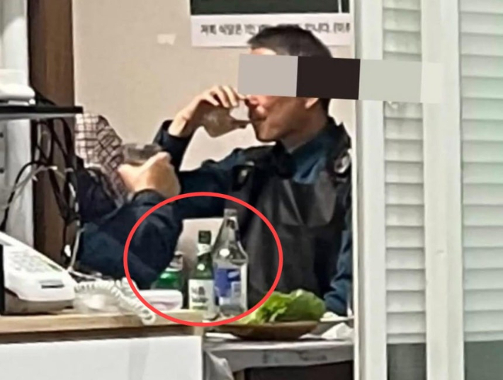 경찰이 근무복 입고 한잔?…논란의 사진 해명 들어보니