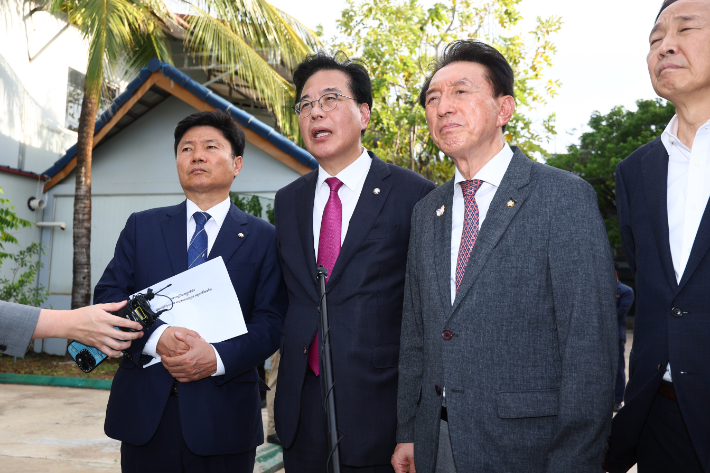 국회 외교통일위원회 소속 국민의힘 송언석 원내대표가 22일(현지시간) 캄보디아 프놈펜 외곽에 위치한 한 범죄단지를 돌아본 뒤 취재진과 인터뷰하고 있다. 연합뉴스