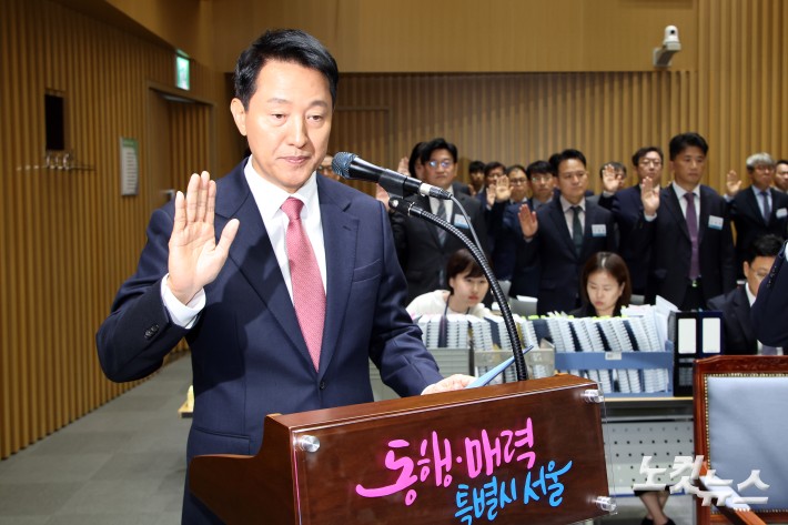 오세훈 서울시장이 23일 서울 중구 서울시청에서 열린 국회 행정안전위원회의 서울시에 대한 국정감사에서 증인 선서를 하고 있다.