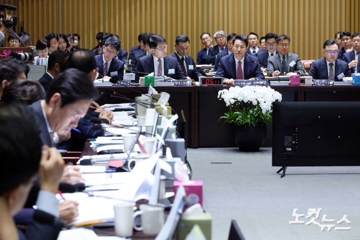오세훈 서울시장이 23일 서울 중구 서울시청에서 열린 국회 행정안전위원회의 서울시에 대한 국정감사에서 의원 질의에 답변을 하고 있다.