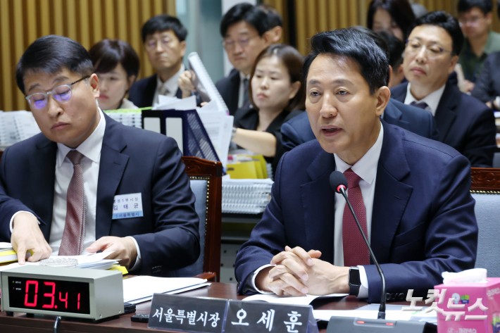 오세훈 서울시장이 23일 서울 중구 서울시청에서 열린 국회 행정안전위원회의 서울시에 대한 국정감사에서 의원 질의에 답변을 하고 있다.