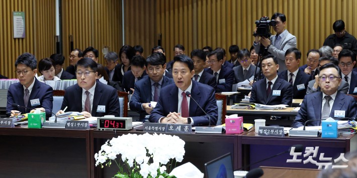 오세훈 서울시장이 23일 서울 중구 서울시청에서 열린 국회 행정안전위원회의 서울시에 대한 국정감사에서 의원 질의에 답변을 하고 있다.