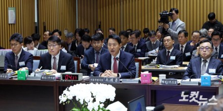 오세훈 서울시장이 23일 서울 중구 서울시청에서 열린 국회 행정안전위원회의 서울시에 대한 국정감사에서 의원 질의에 답변을 하고 있다.
