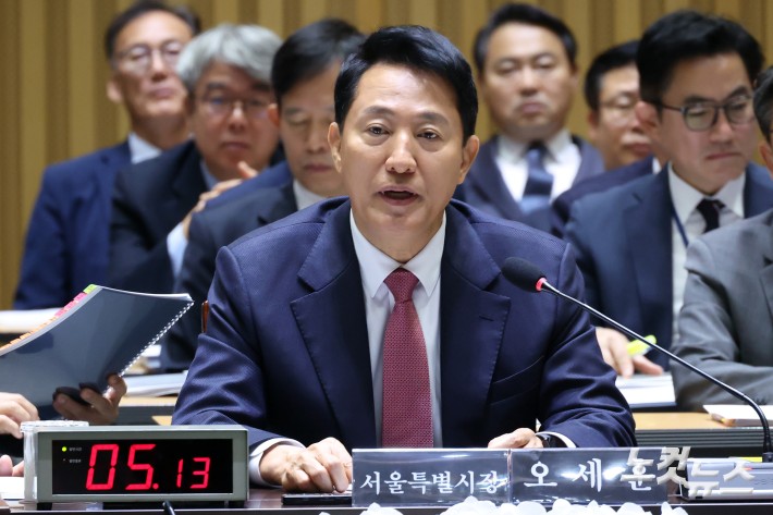 오세훈 서울시장이 23일 서울 중구 서울시청에서 열린 국회 행정안전위원회의 서울시에 대한 국정감사에서 의원 질의에 답변을 하고 있다.