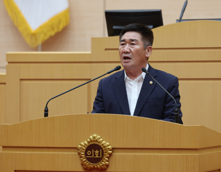 김성일 전남도의원이 23일 본회의장에서 고교학점제 '개설 과목 수'의 지역·학교별 불균형 심각과 관련해 5분 자유발언을 하고 있다. 전남도의회 제공