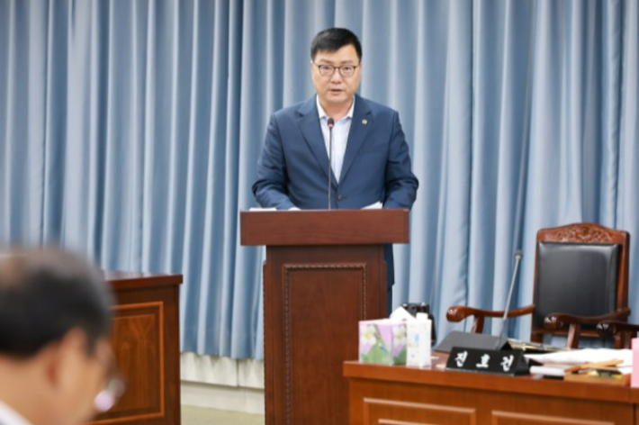 최동익 전남의원이 대표 발의한 '전라남도 어선 안전사고 예방 조례'에 대해 관련 상임위원회에서 설명하고 있다. 전라남도의회 제공