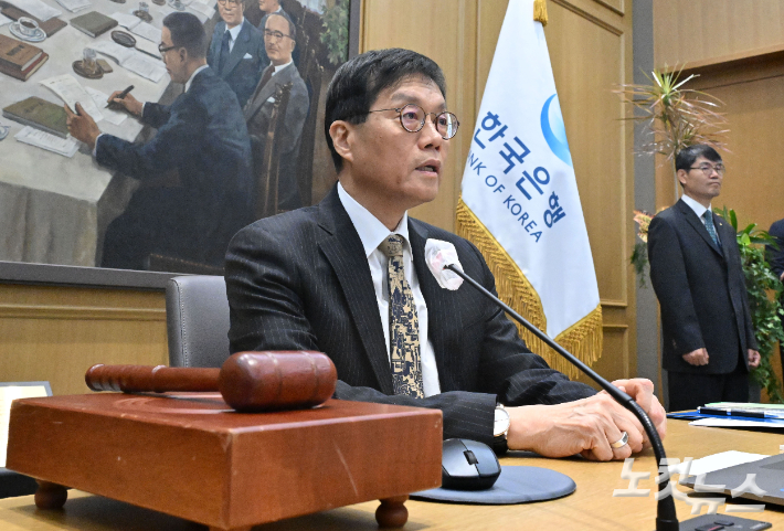 이창용 한국은행 총재가 23일 오전 서울 중구 한국은행에서 열린 금융통화위원회 본회의를 주재하고 있다. 사진공동취재단