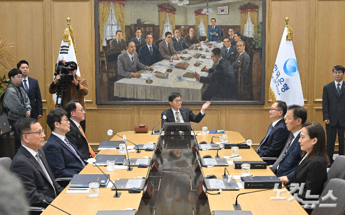 이창용 한국은행 총재가 23일 오전 서울 중구 한국은행에서 열린 금융통화위원회 본회의에 참석하고 있다. 사진공동취재단