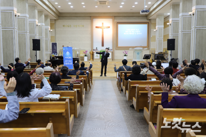 김인식 목사는 '꽃들도'를 시작으로 '이삭의 축복'과 '이런 교회되게 하소서', '야곱의 축복' 등을 부르며 메시지와 간증을 함께 나눴다. 유상원 아나운서