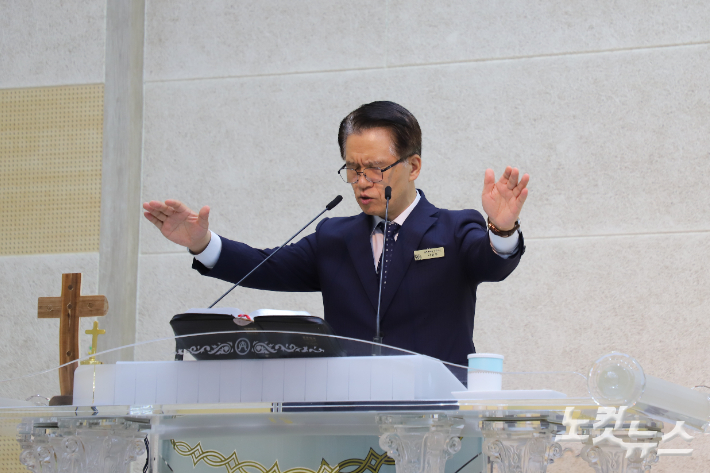 이원목 경주감리교회 담임목사(사진)가 콘서트를 마치고 축도하고 있다. 유상원 아나운서
