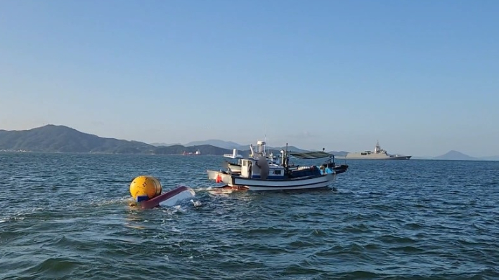 진해 해상서 모터보트 좌초…승선원 2명 구조