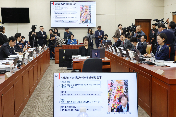 23일 국회 과학기술정보방송통신위원회에서 열린 한국방송공사(KBS), 한국교육방송공사(EBS), 문화방송(MBC) 대주주 방송문화진흥회 등에 대한 국정감사에서 국민의힘 김장겸 의원이 국감 기간 중 있었던 최민희 위원장의 자녀 결혼식 문제와 관련해 질의하고 있다. 연합뉴스