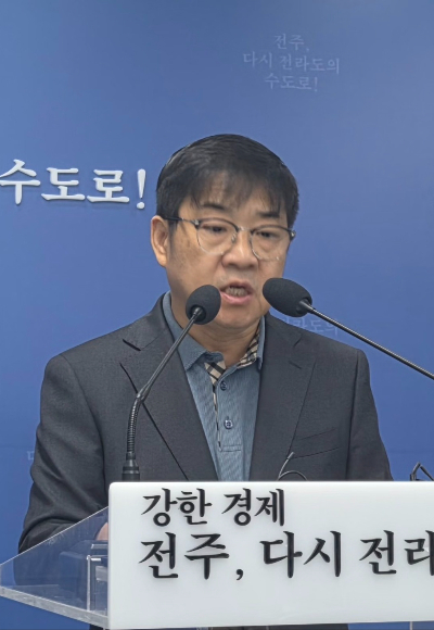 전주시 이영섭 자원순환녹지국장이 23일 정례 브리핑을 하고 있다. 최명국 기자