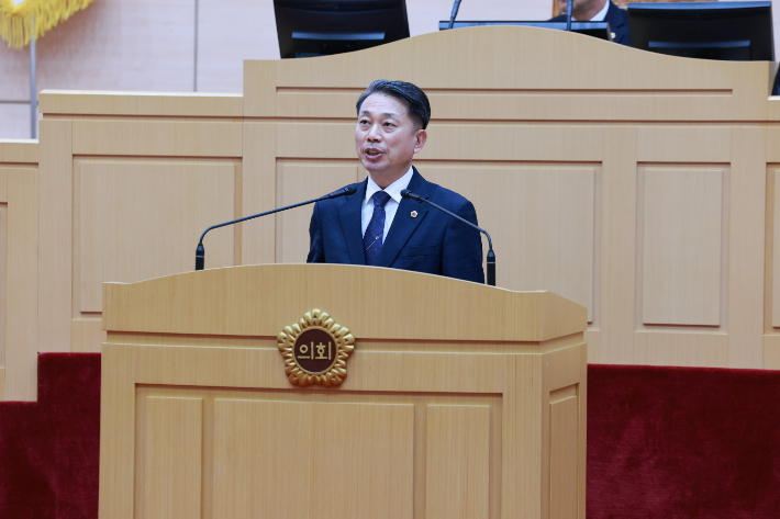 전라남도의회 이재태 의원(더불어민주당·나주 3)은 23일 열린 제394회 임시회 제2차 본회의에서 5분 자유발언을 통해 정부의 벼 깨씨무늬병 부실 대책을 강하게 비판하고 있다. 전라남도의회 제공