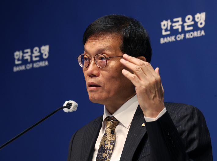 이창용 "향후 집값 잘 모르겠다…가계부채 위험 많이 사라져"(종합2보)
