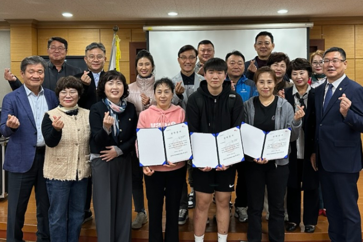 전주시 덕진구 송천1동 주민자치위원회가 최근 동 주민센터 대회의실에서 지역 청소년에게 장학금을 전달했다. 전주시 제공