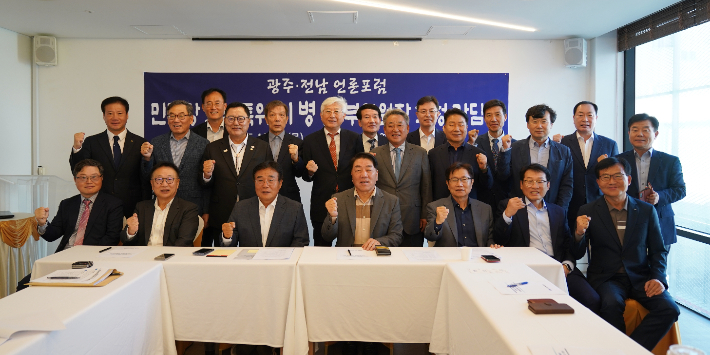더불어민주당 호남발전특별위원회(상임수석부위원장 이병훈)가 23일 광주전남언론포럼(이사장 김성의)과 함께 간담회를 열었다. 더불어민주당 제공