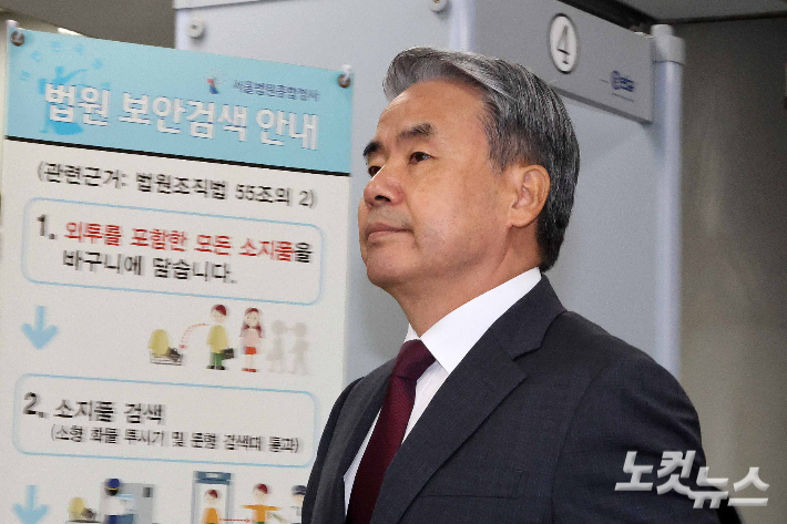 '채상병 수사외압' 이종섭 전 국방부 장관이 23일 오전 서울 서초구 서울중앙지법에서 열린 영장실질심사에 출석하고 있다. 박종민 기자