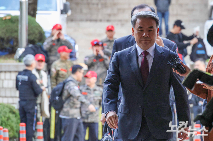 '채상병 수사외압' 이종섭 전 국방부 장관이 23일 오전 서울 서초구 서울중앙지법에서 열린 영장실질심사에 출석하고 있다. 박종민 기자