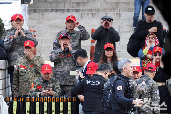 '채상병 수사외압' 이종섭 전 국방부 장관이 23일 오전 서울 서초구 서울중앙지법에서 열린 영장실질심사에 출석한 가운데 해병대 전우회가 이 전 장관 구속을 촉구하고 있다. 박종민 기자