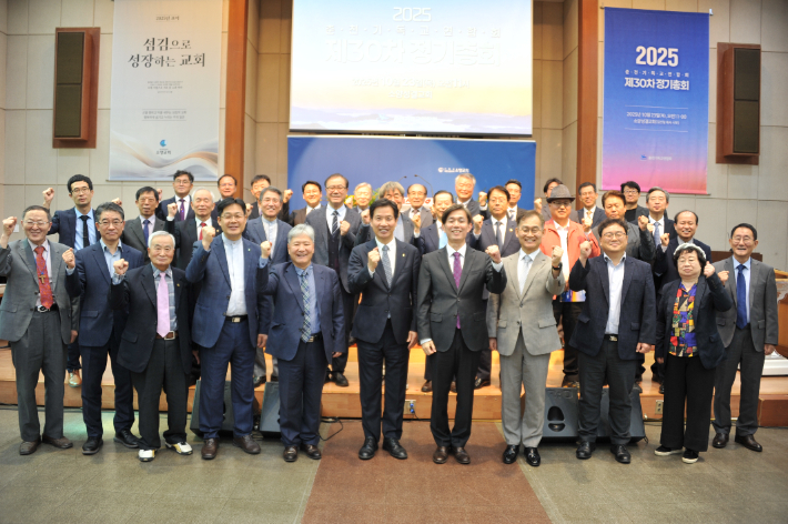 2025 춘천기독교연합회 정기총회를 마치고 참석자들이 기념촬영을 했다.신임회장 김선일 목사는 앞줄 왼쪽에서 다섯번째. 춘천소양교회 제공