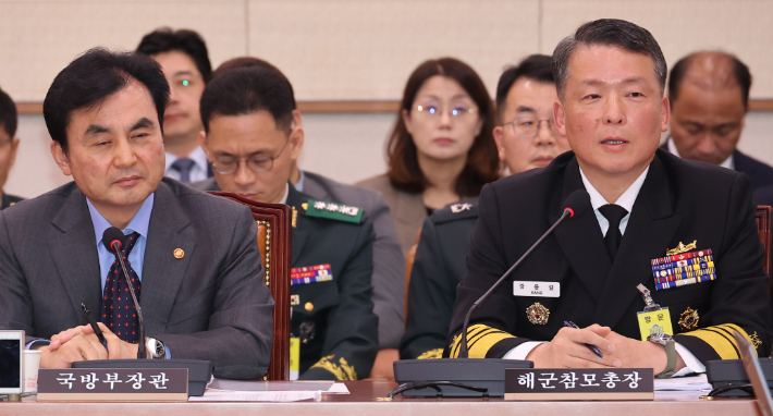 강동길 해군참모총장(오른쪽)이 서울 여의도 국회 법제사법위원회에서 열린 군사법원 등에 대한 국정감사에서 의원 질의에 답하고 있다. 연합뉴스