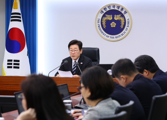 이재명 대통령이 23일 서울 용산 대통령실에서 열린 수석보좌관회의를 주재하고 있다. 연합뉴스