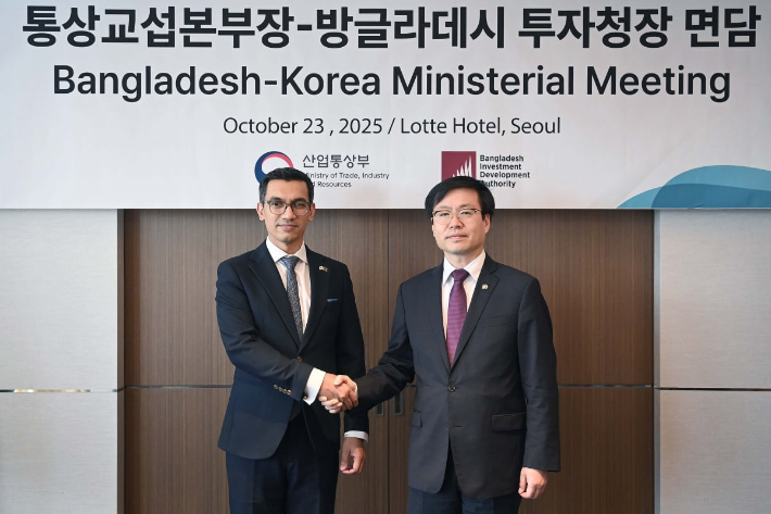 여한구 산업부 통상교섭본부장이 23일 우드리 아식 마흐무드 빈 하룬 방글라데시 투자청장과 악수하고 있다. 산업부 제공 