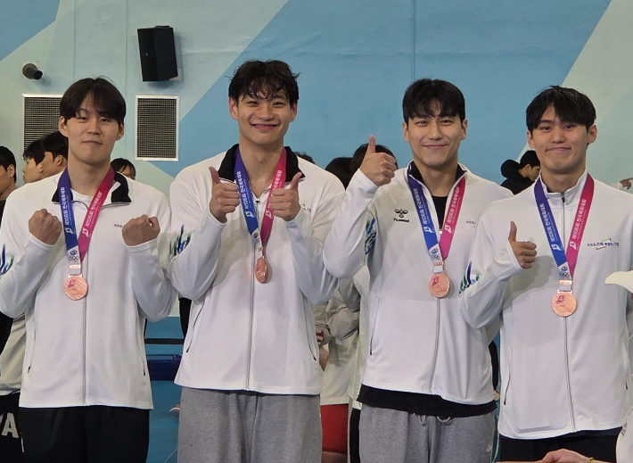 제106회 전국체전 남자 계영 800m 단체전에서 동메달을 획득한 고성민·김민석·김영현·윤인서 선수가 기념 촬영을 하고 있다. 전주시 제공